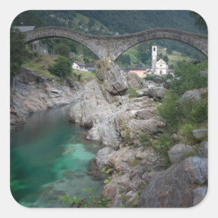 Lavertezzo-Brücke im Valle Verzasca, Schweiz Quadratischer Aufkleber