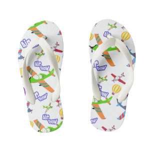 L'avion montre des tongs blancs pour enfants