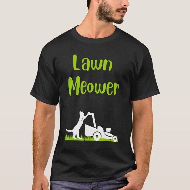 Lawn mowing standing cat cutting grass meowing pun T-Shirt (Vorderseite)