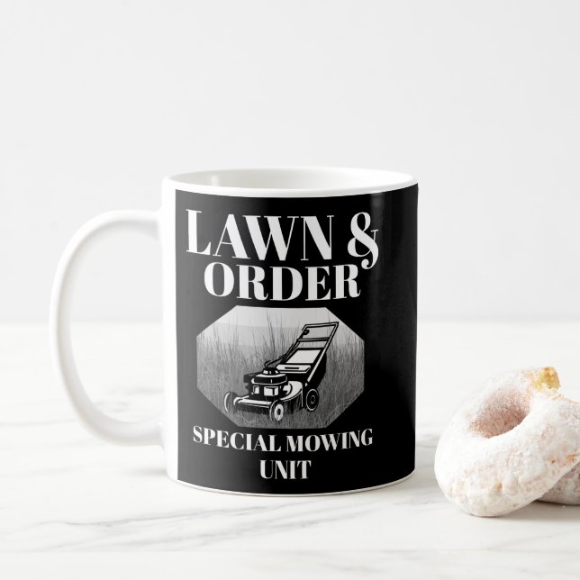 Lawn & Order Special Mowing Unit Funny Dad Joke Kaffeetasse (Mit Donut)
