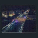 Lawrence Times: Nationale Briefmarken! Puzzle<br><div class="desc">Ein Original-Foto der Lawrence Times von August Rudisell zeigt Fans,  die am 4. April 2022 die Straßen von Lawrence überschwemmen,  als die Mannschaft der Kansas-Männer wieder nationale Meister wurde.</div>