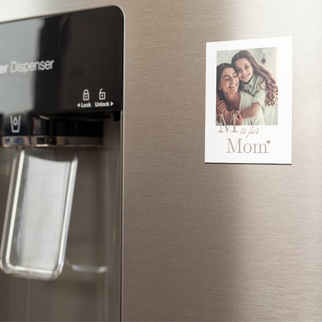 Layout des Liebe Magnet (“Minimal magnet with oversized serif initial, script ‘is for,’ bold ‘Mom,’ and a small heart accent.)