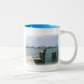 Lazy Day on Docks Zweifarbige Tasse