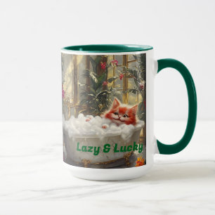 Lazy und glücklicher roter Cat in Luxusbath Tasse