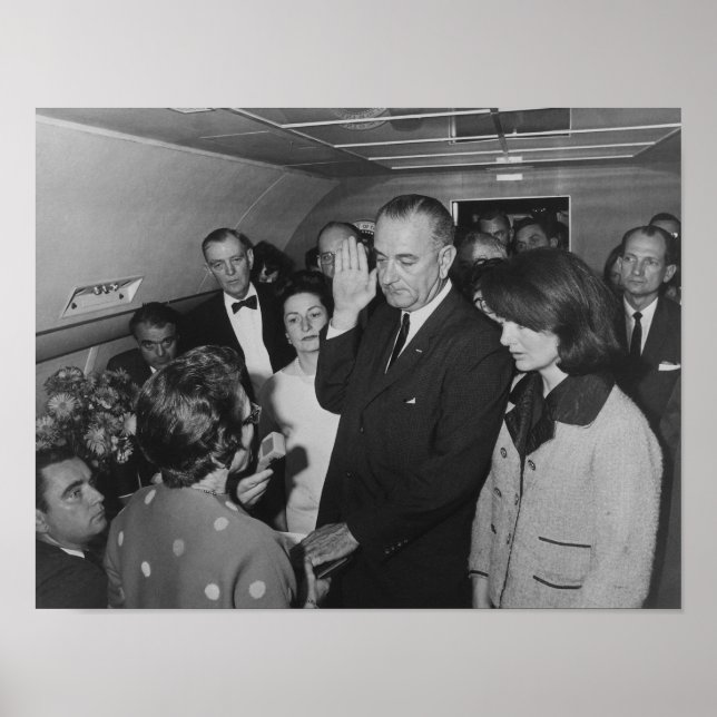 LBJ, die den Eid auf die Luftwaffe einnimmt Poster (Vorne)