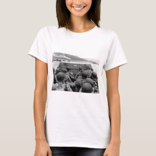 LCVP Landungsboot, das Omaha-Strand sich nähert T-Shirt