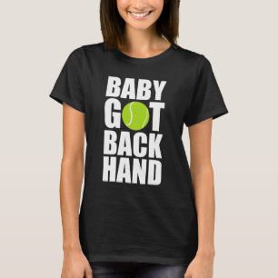 Le bébé a récupéré le T-shirt de sports de ba