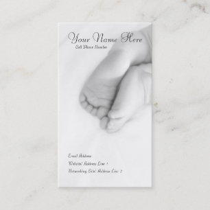 Le bébé botte la carte avec la pointe du pied de