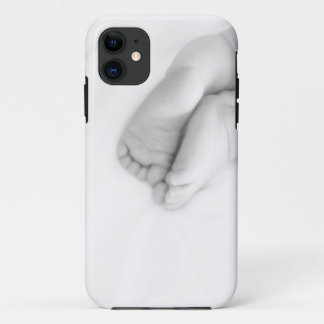 le bébé botte le coque iphone avec la pointe du