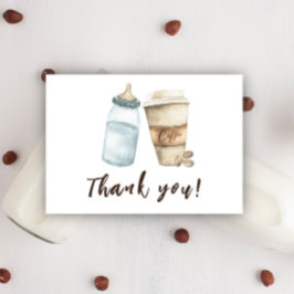 Le bébé brasse de la bouteille Merci café