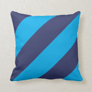 Le bleu et le bleu marine ont barré le coussin 16"