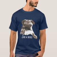 Le carlin drôle de moustache aiment un T-shirt de