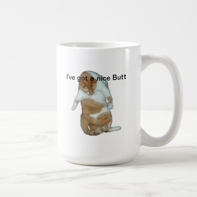 Le chat I ont une tasse intéressante de bout (Droite)