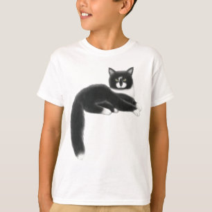 Le chat noir et blanc de Kitty badine le T-shirt