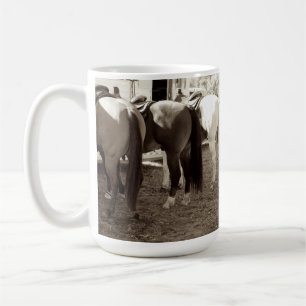 Le cheval aboute la tasse de café