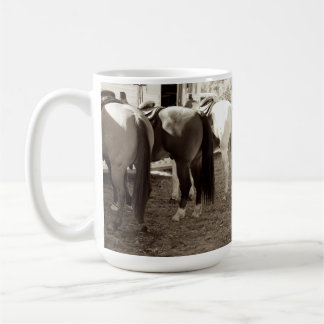 Le cheval aboute la tasse de café