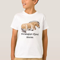 Le cheval norvégien de fjord badine le T-shirt