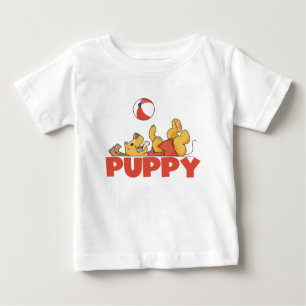 Le chiot joue des T-shirts et des cadeaux