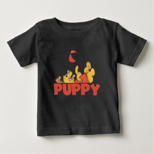 Le chiot joue des T-shirts et des cadeaux