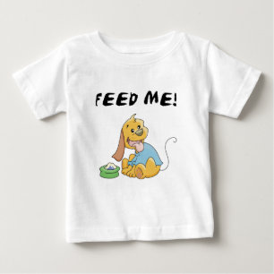 Le chiot m'alimentent des T-shirts et des cadeaux