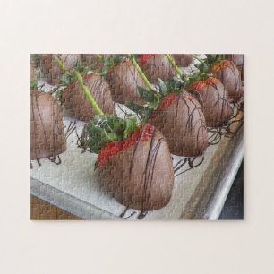Le chocolat a couvert le puzzle de fraises