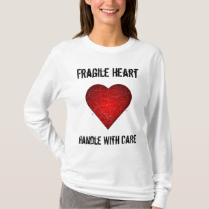 Le coeur fragile, manipulent avec le T-shirt de