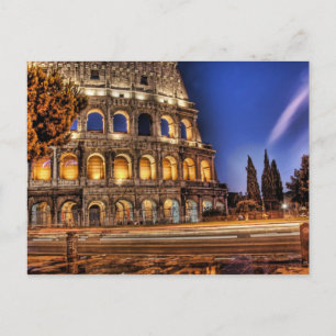 Le Colisée de Rome sous la carte postale du ciel n