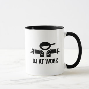 Le DJ à la coutume de travail diskjockey la tasse