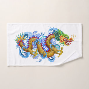 Le dragon d'or avec de l'eau éclabousse la