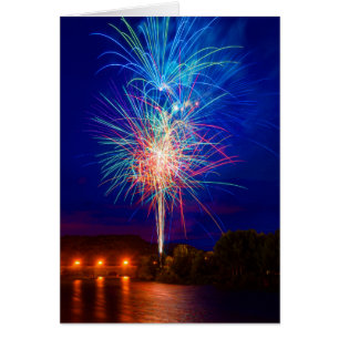 Le feu d'artifice sur la rivière