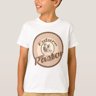 Le futur pasteur badine le T-shirt de profession