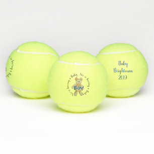 Le genre de garçon indiquent la balle de tennis