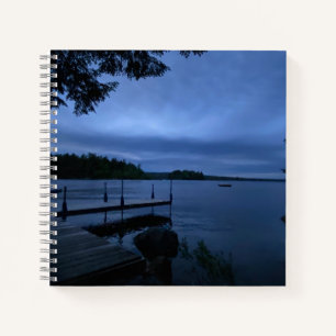 Le lac Maine avec le journal de couverture rigide