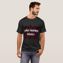 Le mâle soigne le T-shirt des hommes de roche