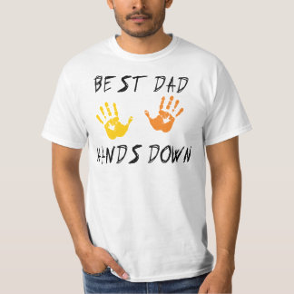 Le meilleur papa remet vers le bas le T-shirt