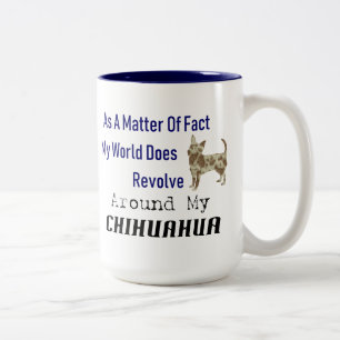 Le monde tourne autour de la Mug de café Chihuahua