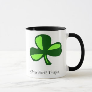 Le monticule de trèfle conçoit la tasse de logo