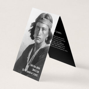 Le Natif américain étudie le carte de visite