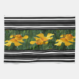 Le pavot de Californie fleurit la serviette de