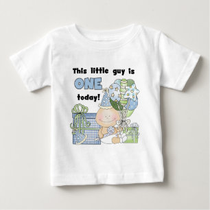 Le petit type est les T-shirts un et les cadeaux