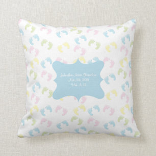 Le pied en pastel de bébé imprime le coussin de