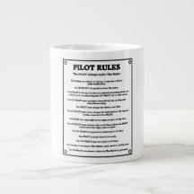 Le pilote ordonne la tasse enorme