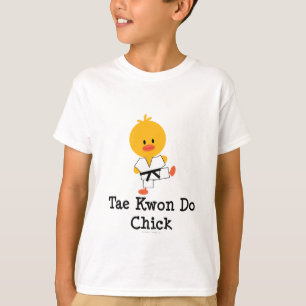 Le poussin du Taekwondo badine le T-shirt