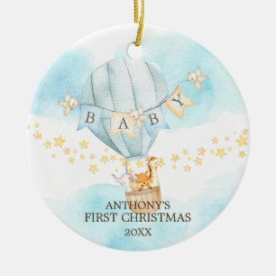 Le premier ornement de Noël du petit garçon doux