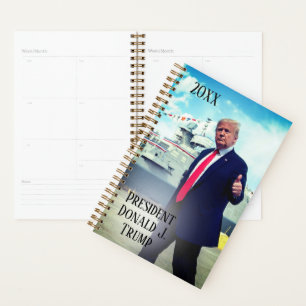 Le président Donald Trump 2020 lève le pied au nav