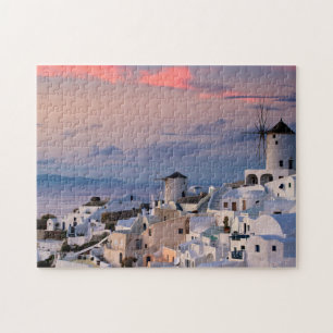 Le puzzle pittoresque des côtes de Santorin