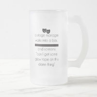 Le régisseur entre dans une barre - tasse de