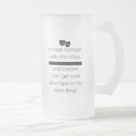 Le régisseur entre dans une barre - tasse de