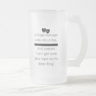 Le régisseur entre dans une barre - tasse de