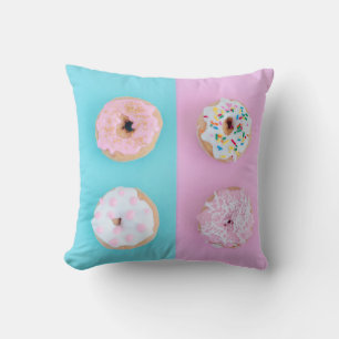 Le rose arrose le coussin de beignet